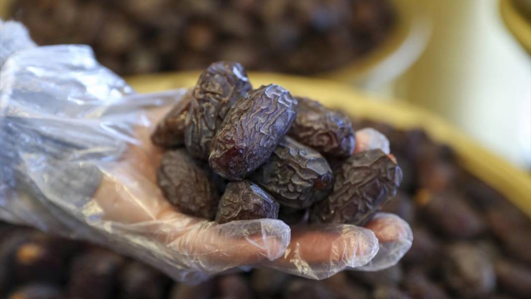 Konya’da hurma tezgâhları kuruldu: İşte Ramazan öncesi fiyatlar... 3